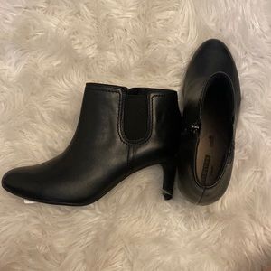NWOT Clarks Collection Heeled Booties - Linvale Judith
